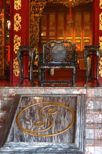 The King's Throme -- note the yin-yang symbol.