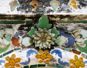 The tower is decorated with bits of shell and porcelain. Apparently, these were originally ballast on ships coming from China to Bangkok.