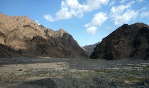 The landscape along the drive was amazing -- from granite mountains and red rock canyons...