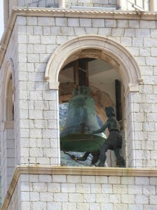 ... complete with the bell ringers (actually, these are replicas; the originals are in the museum)