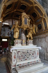 Inside St. Dominius Cathedral. Arguably, this is the oldest cathedral in Europe as it was Emperor Diocletian's mausoleum. The Christians weren't too happy with Diocletian and they tore his mausoleum, crypt, and body to shreds. Ah well, live by the sword...