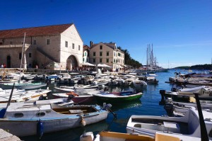 Lots of ships at anchor, o the dinghy dock is always packed!