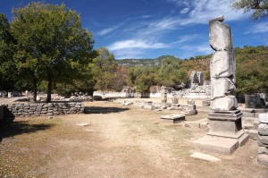 Entering the lower part of the city, by the Agora (shopping area).