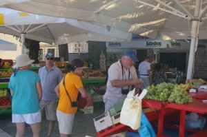 We took the time to do a little shopping in the farmer's market -- dried figs, fresh tomatoes, 2 different types of locally produced cheese, and locally smoked ham and sausage. Never go shopping when you are hungry!