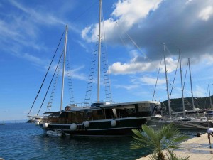 "Med moored" in Vis -- stern in, anchor out front and two stern lines.