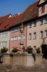 Some patrician's houses. If you look to the top right, this is where you would store your belongings -- getting them up there by pulley. BTW, the fountain in the front has a mermaid on the front that some say looks like Starbuck's logo. Nah!